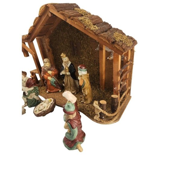 Large Nativity Christmas Holiday Set With 9 Figurines & Stable - Picture 13 of 16